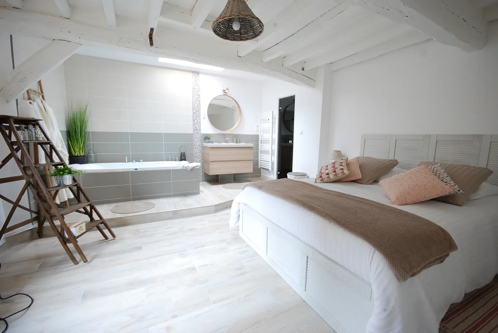 Chambre avec lit king-size et baignoire balnéo à bulles avec chromothérapie au Romarande