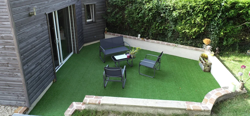 La terrasse privative et son salon de jardin