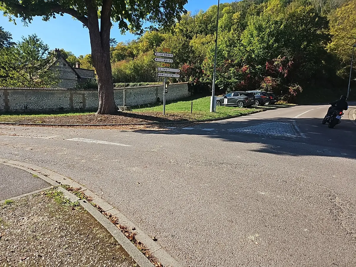 Intersection routière où la boucle quitte le GR2 avant de rejoindre la Seine aux Andelys