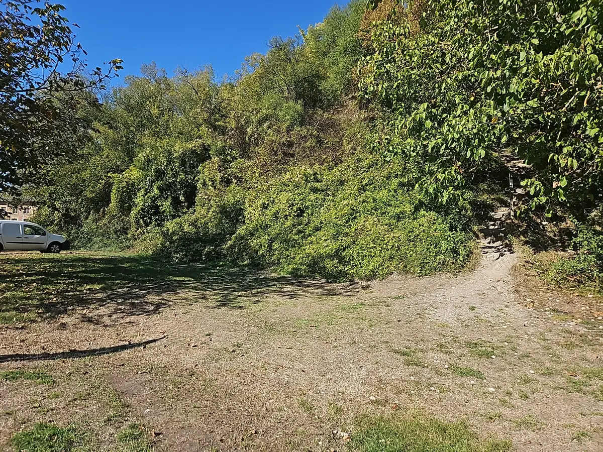 Petit parking et départ du sentier par des marches sur le coteau aux Andelys