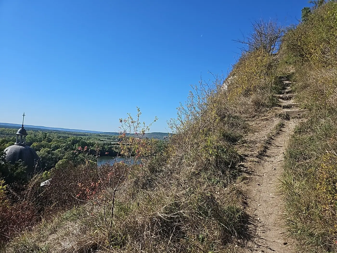 Sentier de coteau avec la coupole de l’ancien hôpital Saint-Jacques en contrebas