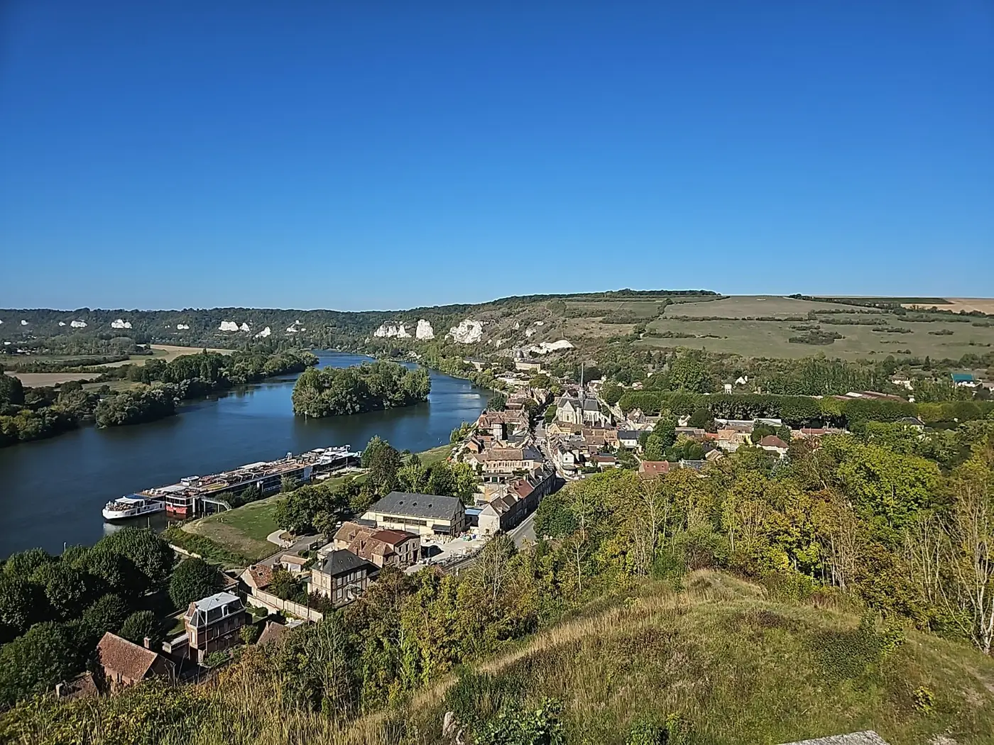 Vue d’ensemble des Andelys, de la Seine et des coteaux depuis Château-Gaillard