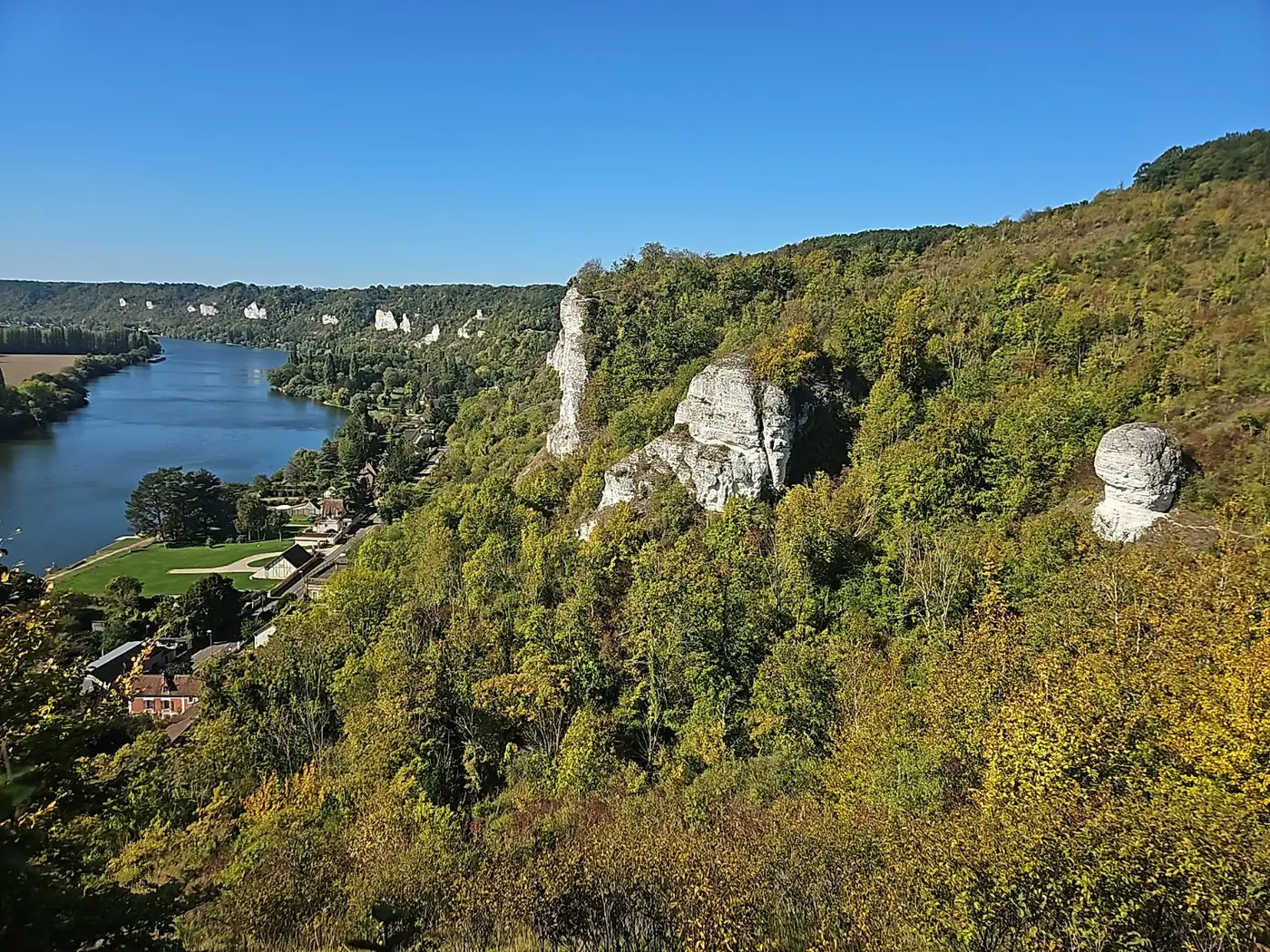 Falaises crayeuses, coteaux boisés et Seine vus depuis les hauteurs des Andelys