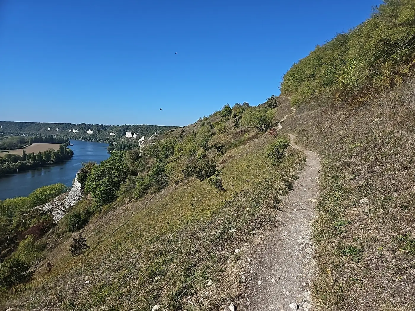 Sentier en balcon sur les coteaux dominant la Seine aux Andelys