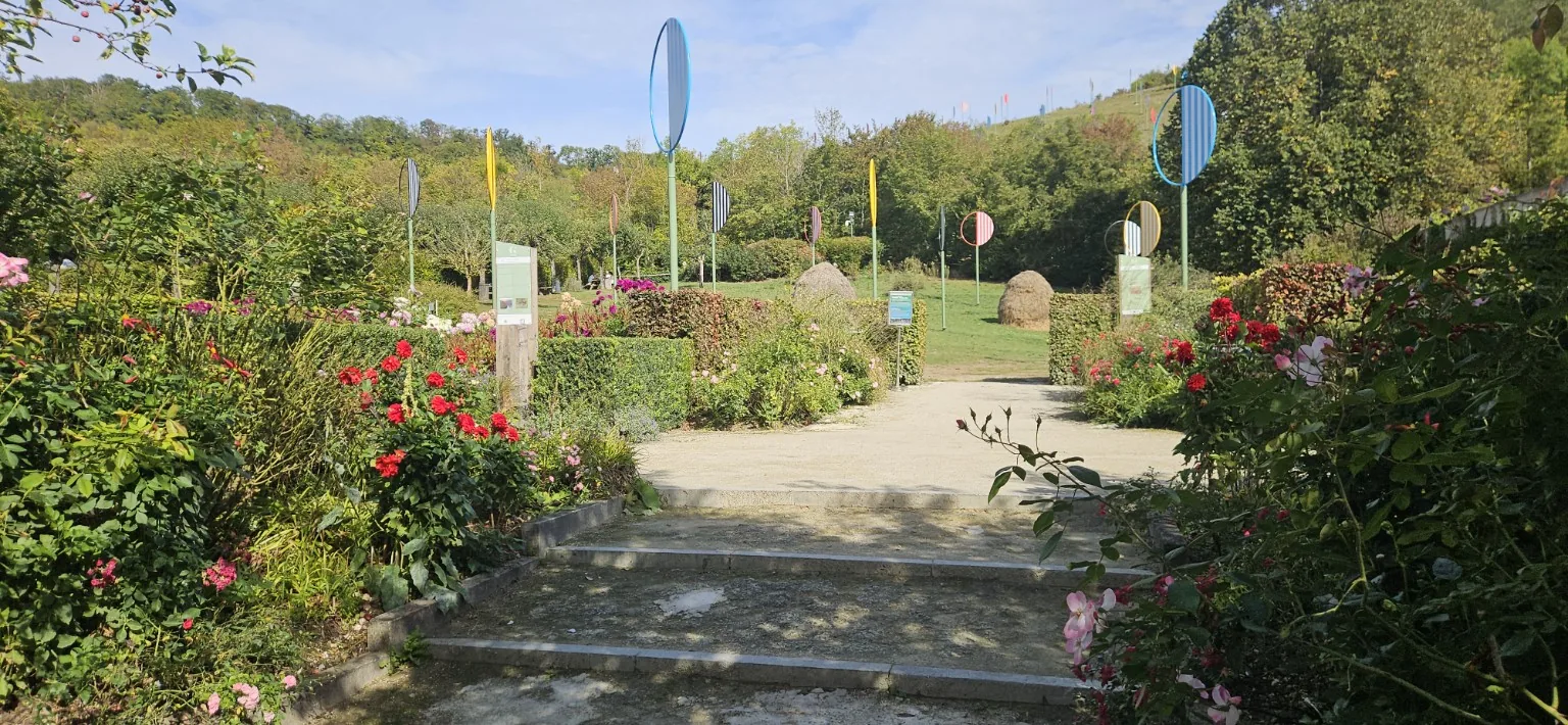 Jardin du musée des impressionnismes Giverny avec une installation de Daniel Buren